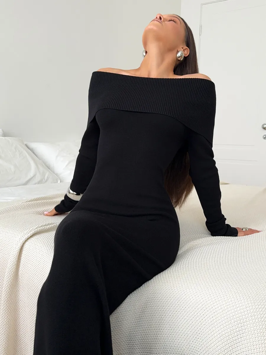 Платье вязаное длинное с открытыми плечами