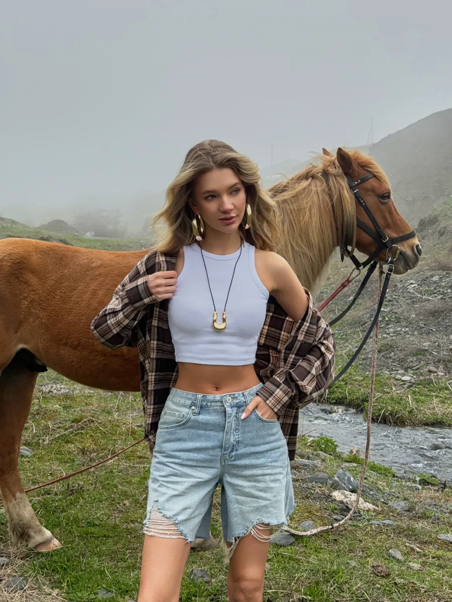 Кроп топ майка в рубчик укороченная