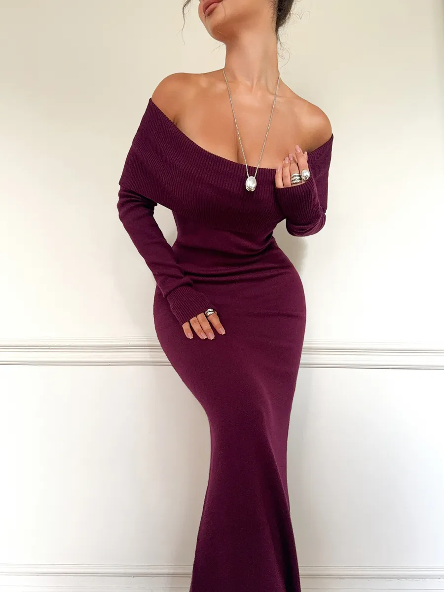Платье вязаное длинное с открытыми плечами