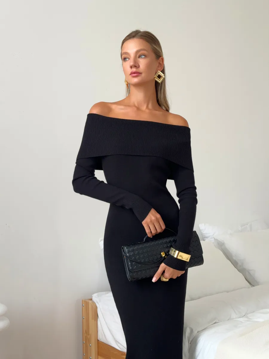 Платье вязаное длинное с открытыми плечами