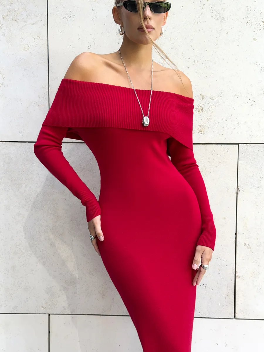 Платье вязаное длинное с открытыми плечами