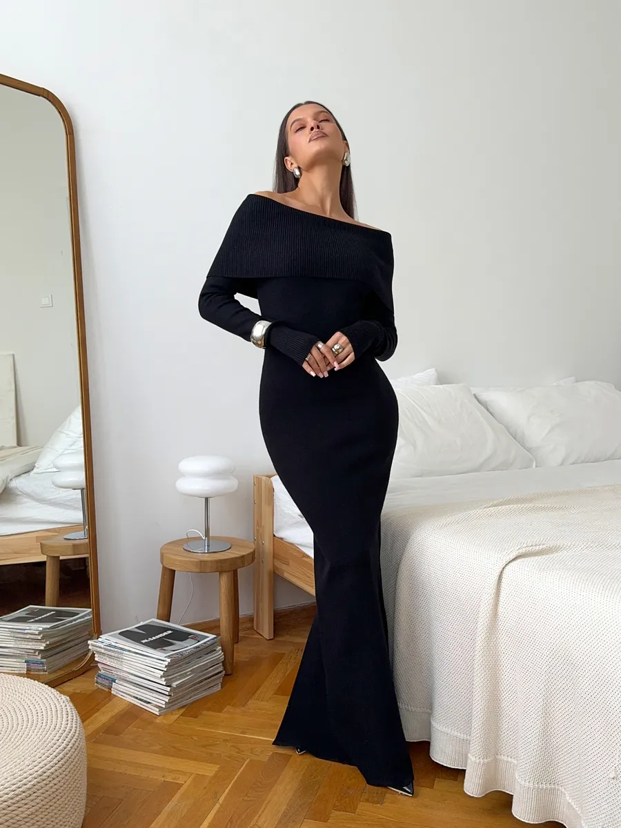 Платье вязаное длинное с открытыми плечами