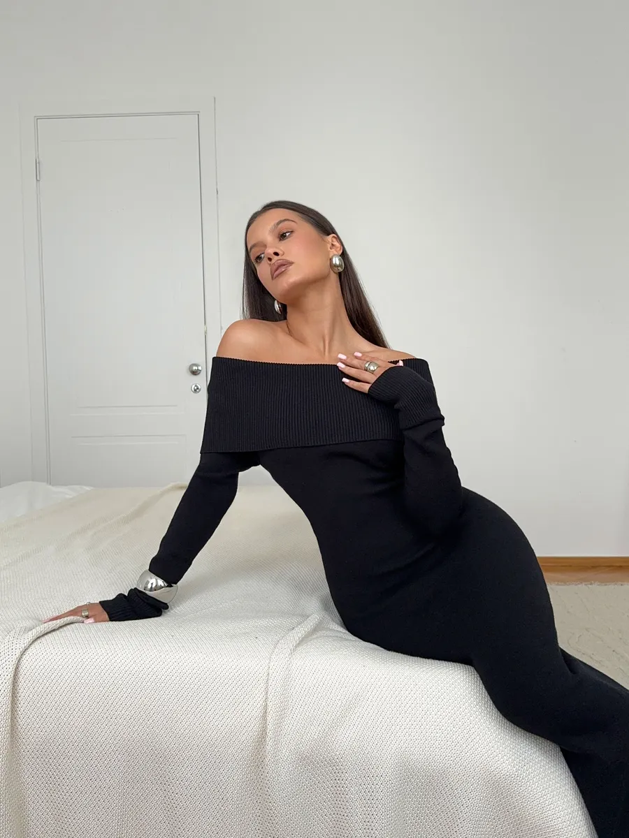 Платье вязаное длинное с открытыми плечами