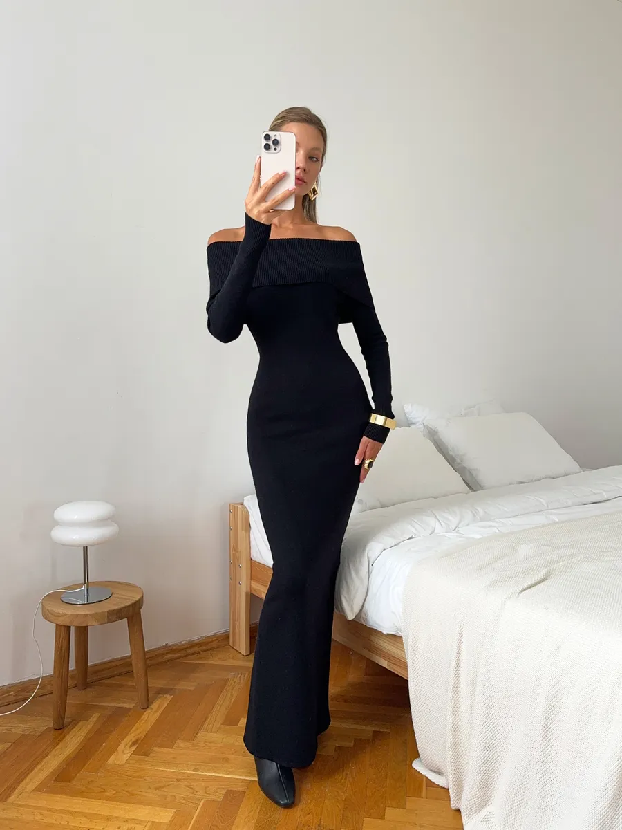 Платье вязаное длинное с открытыми плечами