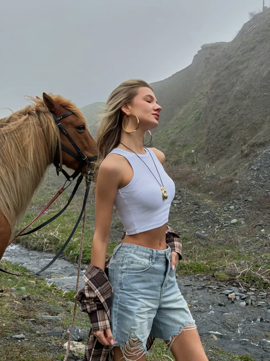 Кроп топ майка в рубчик укороченная