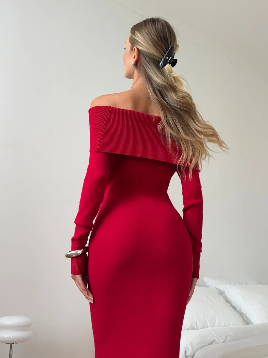 Платье вязаное длинное с открытыми плечами