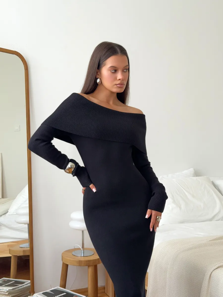 Платье вязаное длинное с открытыми плечами