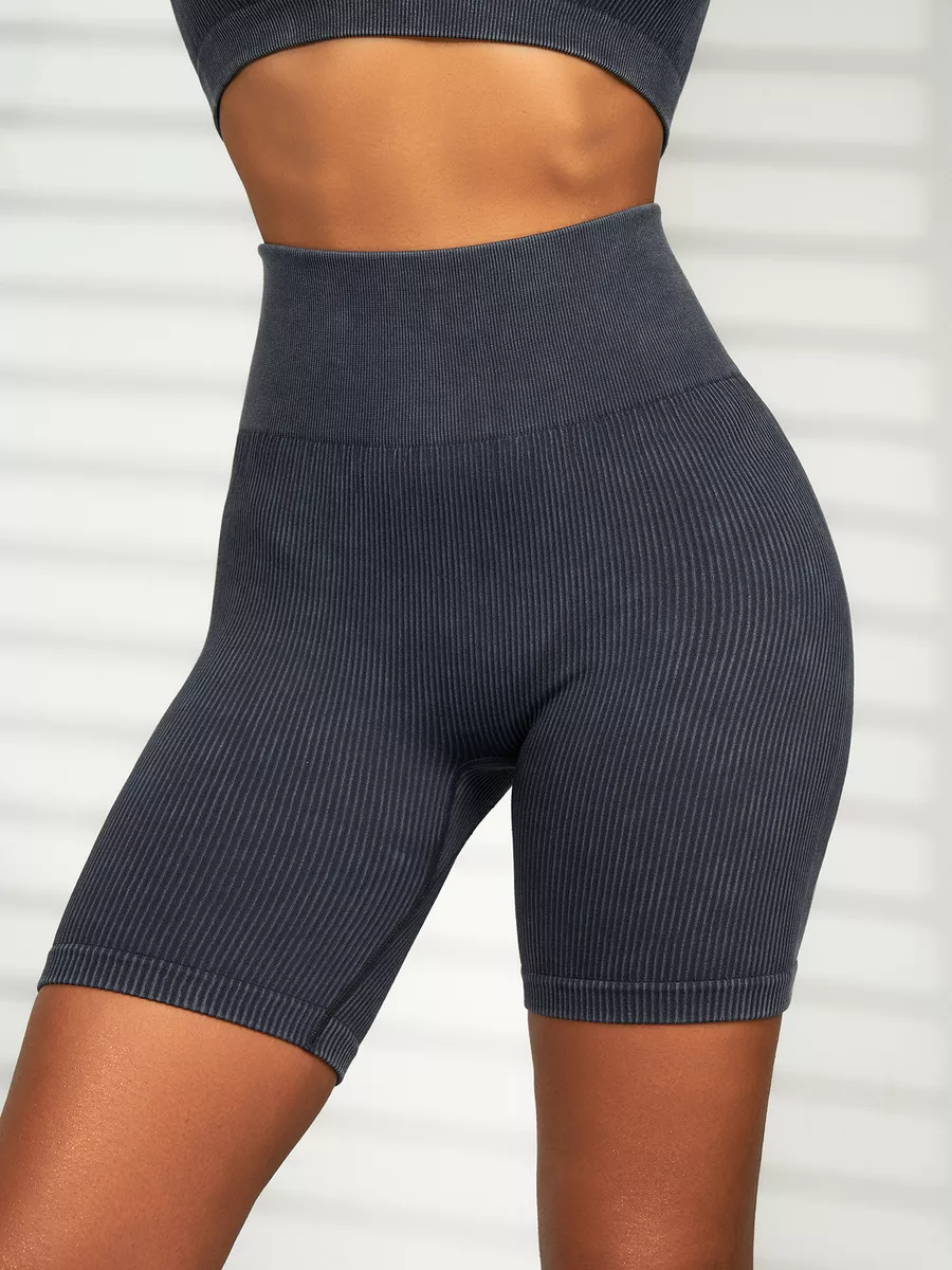 Спортивный костюм велосипедки и топ