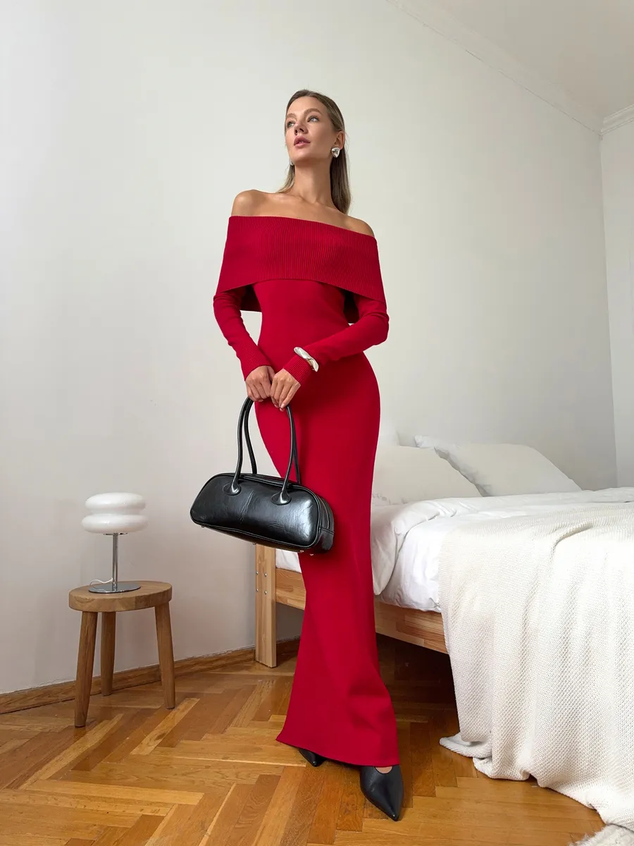Платье вязаное длинное с открытыми плечами