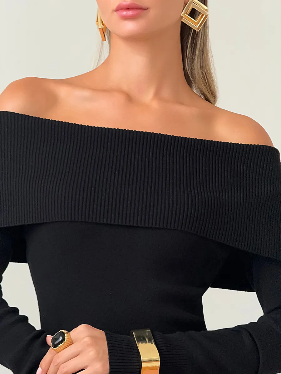 Платье вязаное длинное с открытыми плечами