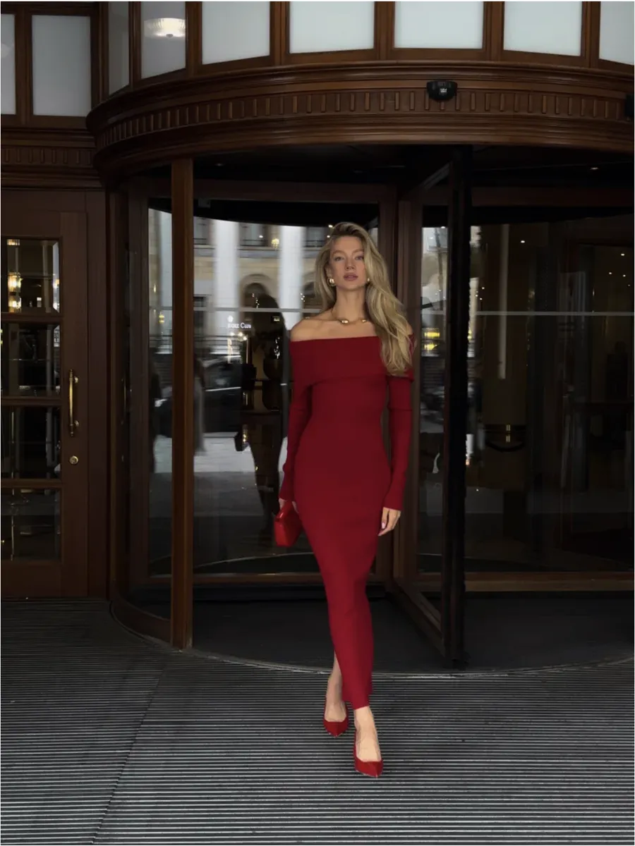 Платье вязаное длинное с открытыми плечами