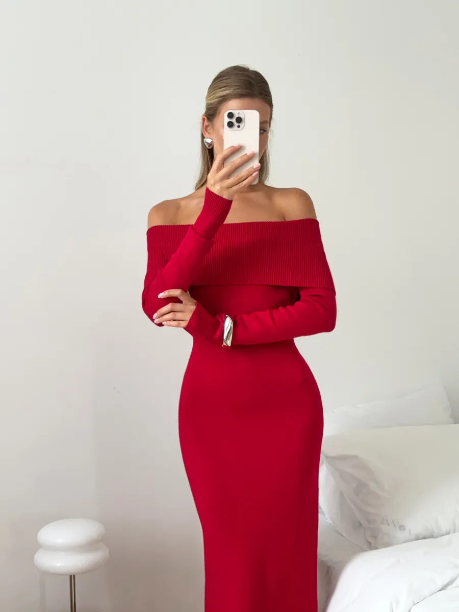 Платье вязаное длинное с открытыми плечами